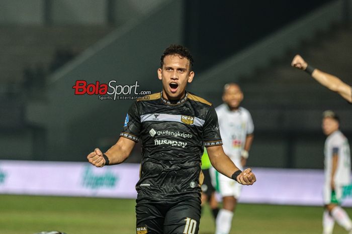 Pemain Dewa United, Egy Maulana Vikri, sedang melakukan selebrasi seusai mencetak gol dalam laga pekan ke-15 Liga 1 2023 di Stadion Indomilk Arena, Tangerang, Banten, Jumat (6/10/2023) malam.