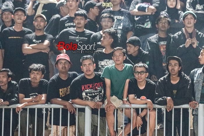 Sejumlah oknum suporter PSS Sleman tampak hadir langsung menonton laga pekan ke-15 Liga 1 2023 melawan Dewa United di Stadion Indomilk Arena, Tangerang, Banten, Jumat (6/10/2023) malam.