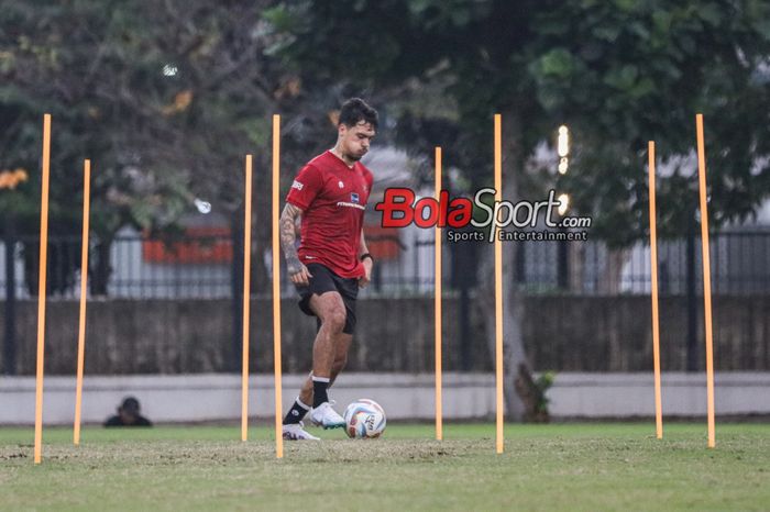 Shayne Pattynama sedang menguasai bola saat berlatih bersama timnas Indonesia di Lapangan A, Senayan, Jakarta, Senin (9/10/2023) siang.