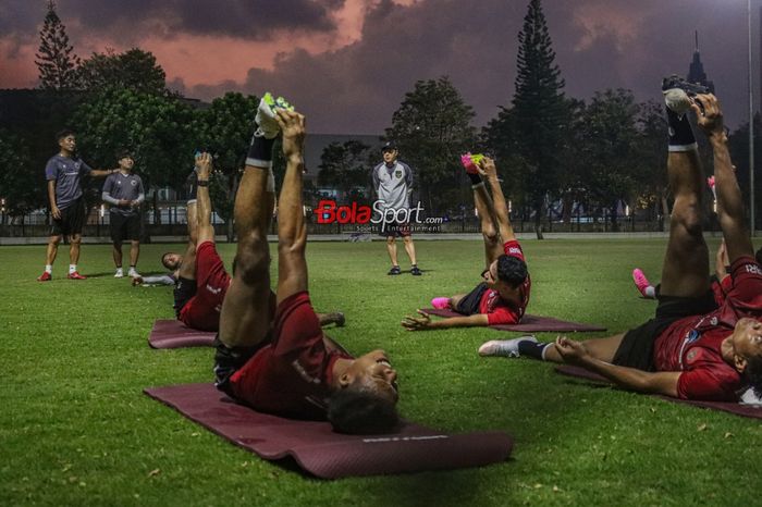 Pelatih timnas Indonesia, Shin Tae-yong (tengah), sedang memantau para pemainnya berlatih di Lapangan A, Senayan, Jakarta, Senin (9/10/2023) sore.