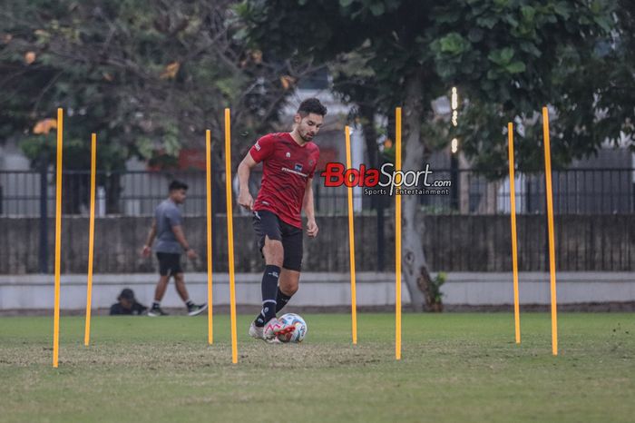 Sandy Walsh sedang menguasai bola dalam sesi latihan timnas Indonesia di Lapangan A, Senayan, Jakarta, Senin (9/10/2023) siang.