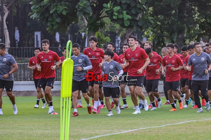 Skuat timnas Indonesia (skuad timnas Indonesia) diantaranya Shayne Pattynama, Rafael Struick, Elkan Baggott, serta pemain lainnya sedang berlatih di Lapangan A, Senayan, Jakarta, Senin (9/10/2023) siang.