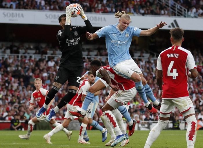 Aksi Erling Haaland dalam duel Arsenal vs Manchester City pada lanjutan Liga Inggris 2023-2024.
