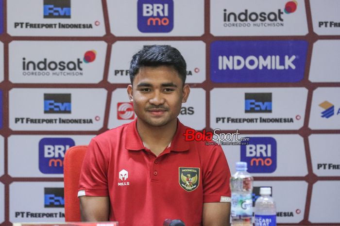 Pemain timnas Indonesia, Asnawi Mangkualam Bahar, sempat tersenyum saat hadir dalam sesi jumpa pers di Media Center Stadion Utama Gelora Bung Karno, Senayan, Jakarta, Rabu (11/10/2023).