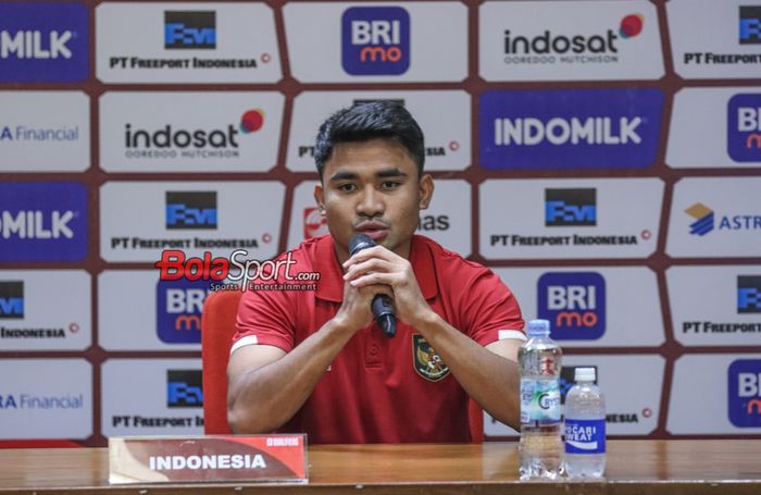 Pemain timnas Indonesia, Asnawi Mangkualam Bahar, sedang memberikan keterangan kepada awak media di Media Center Stadion Utama Gelora Bung Karno, Senayan, Jakarta, Rabu (11/10/2023).