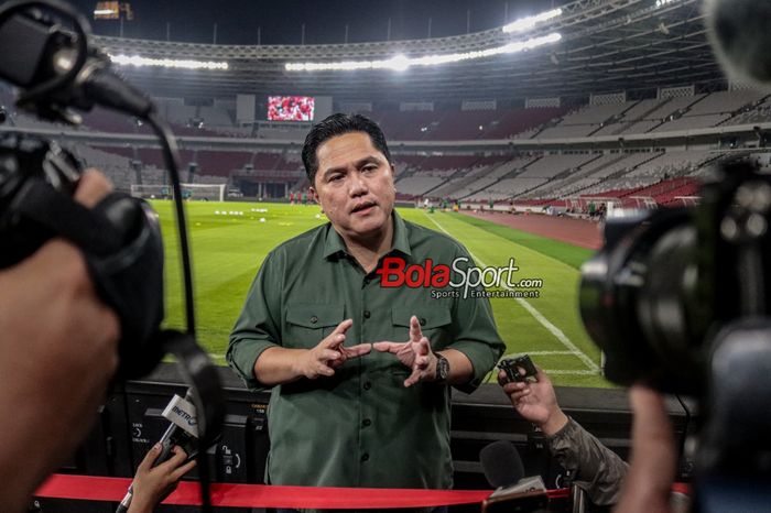 Ketua Umum PSSI, Erick Thohir, sedang memberikan keterangan kepada awak media di Stadion Utama Gelora Bung Karno, Senayan, Jakarta, Rabu (11/10/2023).