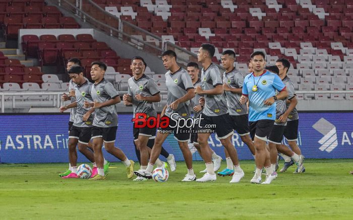 Sejumlah pemain timnas Brunei Darussalam sedang berlatih di Stadion Utama Gelora Bung Karno, Senayan, Jakarta, Rabu (11/10/2023).