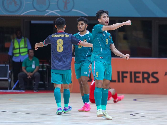 Skuad Timnas Indonesia saat merayakan gol lawan Afghanistan saat Kualifikasi Piala Futsal Asia 2024 di Sports Hall, Dammam, Senin (9/10/2023)