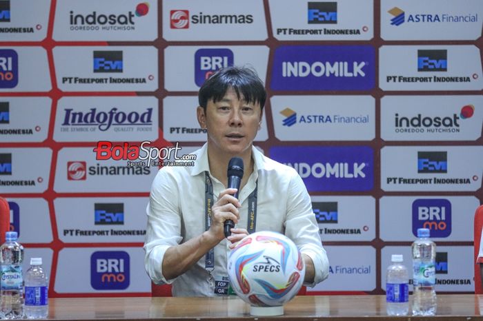 Pelatih timnas Indonesia, Shin Tae-yong, sedang memberikan keterangan kepada awak media di Media Center Stadion Utama Gelora Bung Karno, Senayan, Jakarta, Kamis (12/10/2023).
