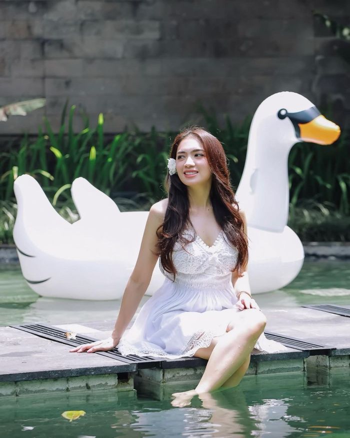 Gaya seksi Angel Karamoy