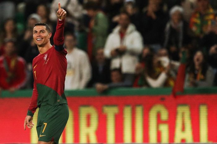 Kapten timnas Portugal, Cristiano Ronaldo, mencetak 2 gol dalam laga Kualifikasi Euro 2024 melawan Slovakia (13/10/2023). Telat 2 bulan dari Lionel Messi, Ronaldo ukir rekor selalu mencetak 100 gol atau lebih dalam 3 dekade beruntun.