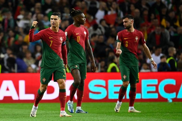 Kapten tim nasional Portugal, Cristiano Ronaldo, merayakan gol ke gawang timnas Slovakia pada Kualifikasi Euro 2024 di Estadio do Dragao, Jumat (13/10/2023).