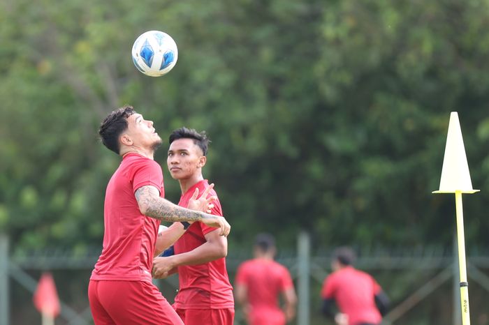 Pemain timnas Indonesia, Shayne Pattynama. saat menjalani sesi latihan di Stadion Padang dan Belapan, Kompleks Olahraga Bandar Seri Begawan, Sabtu (14/10/2023).