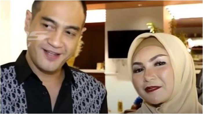 Tanty Oktavia diduga pacar baru Ferry Irawan. 