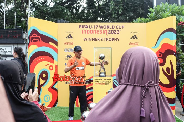 Sejumlah masyarakat berkesempatan berfoto dengan thropy Piala Dunia U-17 (trofi Piala Dunia U-17) di Bunderan HI, Tanah Abang, Jakarta, Minggu (15/10/2023).