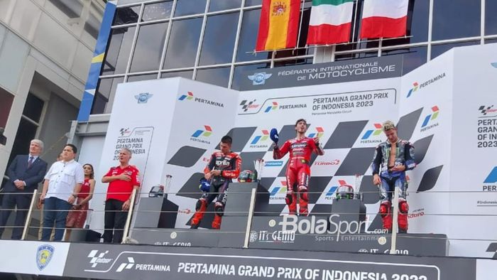 (Ki-ka) Maverick Vinales dari Aprilia Racing, Francesco Bagnaia dari Ducati Lenovo, dan Fabio Quartararo dari Monster Energy Yamaha berdiri di tangga podium setelah balapan MotoGP Indonesia di Sirkuit Mandalika, Lombok, Nusa Tenggara Barat, 15 Oktober 2023.