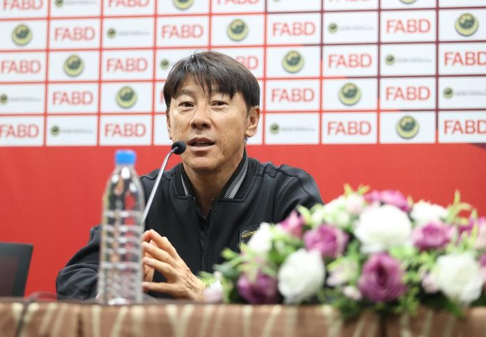 Pelatih timnas Indonesia, Shin Tae-yong, saat memberikan keterangan kepada media jelang duel leg kedua melawan Brunei Darussalam, Senin (16/10/2023).