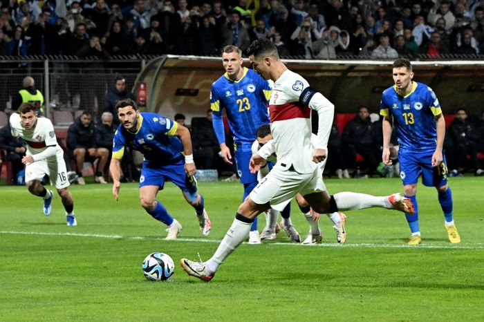 Aksi Cristiano Ronaldo saat timnas Portugal melawan timnas Bosnia dan Herzegovina pada Kualifikasi Euro 2024 di Stadion Bilino Polje, Senin (16/10/2023).