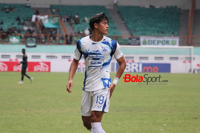 Pemain PSIS Semarang, Alfeandra Dewangga Santosa, saat berlaga di Stadion Wibawa Mukti, Cikarang, Jawa Barat (20/10/2023).