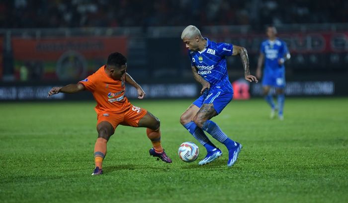 Suasana pertandingan Borneo FC melawan Persib Bandung dalam laga pekan ke-16 Liga 1 2023/2024 yang berlangsung di Stadion Segiri, Samarinda, Sabtu (21/10/2023).