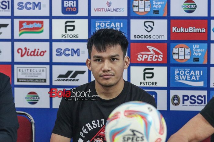 Pemain Persija Jakarta, Witan Sulaeman, saat hadir dalam sesi jumpa pers di Stadion Patriot Candrabhaga, Bekasi, Jawa Barat, Minggu (22/10/2023).