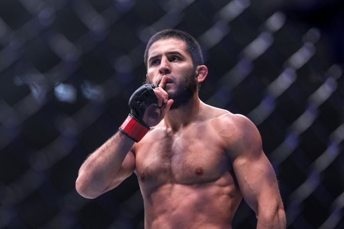 Selebrasi Islam Makhachev setelah mengalahkan Alexander Volkanovski dengan KO dalam pertarungan gelar kelas ringan pada UFC 294 di Etihad Arena, Abu Dhabi, Uni Emirat Arab, 22 Oktober 2023.