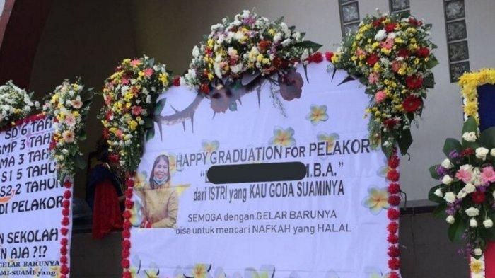 Karangan bunga untuk pelakor