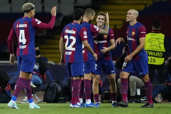 Skuad Barcelona saat merayakan gol Fermin Lopez ke gawang Shakhtar Donetsk dalam partai Liga Champions di Stadion Olimpic Lluis Companys (25/10/2023).