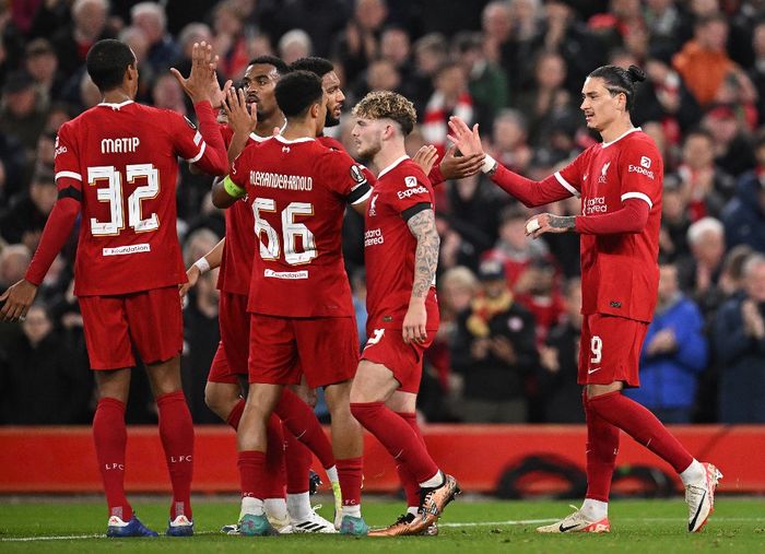 Para pemain Liverpool merayakan gol yang dicetak Darwin Nunez ke gawang Toulouse di Liga Europa.