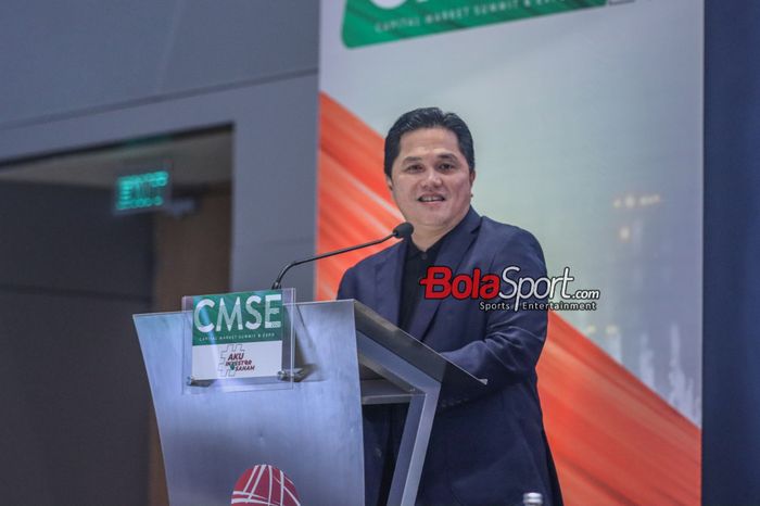 Ketua Umum PSSI, Erick Thohir, saat memberikan keterangan kepada awak media dalam acara yang terkait Yayasan Sepak Bola di Bursa Efek Indonesia, Jakarta, Sabtu (28/10/2023).