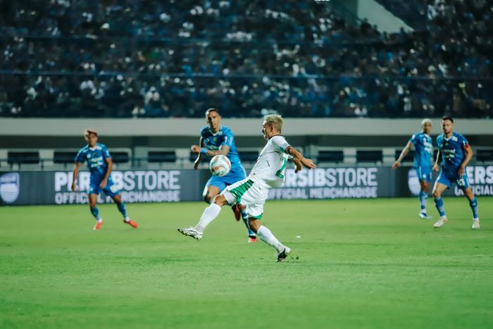 Suasana pertandingan Persib Bandung vs PSS Sleman pada pekan ke-17 Liga 1 2023/2024 di Stadion Gelora Bandung Lautan Api, Bandung, Sabtu (28/10/2023) malam WIB