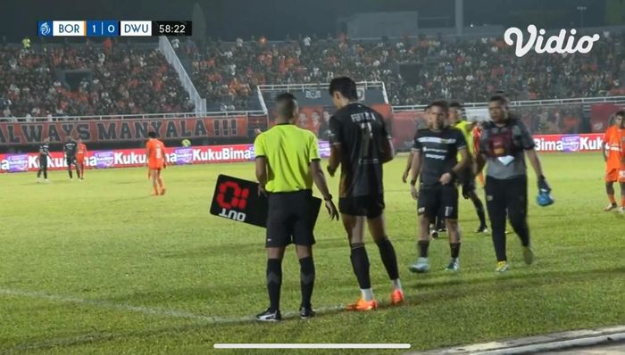 Egy Maulana Vikri, tidak bisa melanjutkan permainan saat Dewa United melawan Borneo FC pada pekan ke-17 Liga 1 2023/2024 di Stadion Segiri, Samarinda, Kalimantan Timur, Sabtu (28/10/2023) malam.