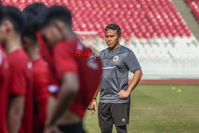 Pelatih timnas U-17 Indonesia, Bima Sakti, sedang memantau para pemainnya berlatih di Stadion Utama Gelora Bung Karno, Senayan, Jakarta, Senin (30/10/2023).
