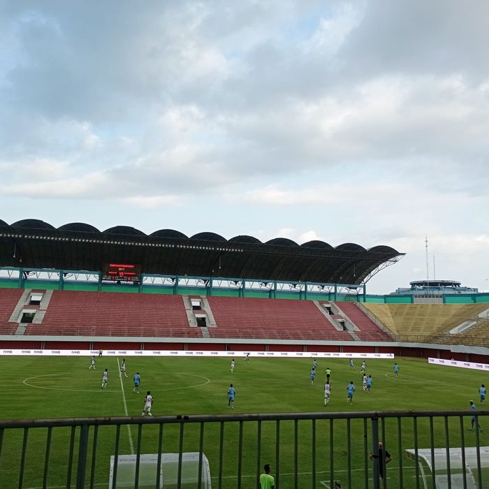 Suasana pertandingan pekan ke-17 Liga 1 2023/2024 antara RANS Nusantara FC melawan PSM Makassar di Stadion Maguwoharjo, Sleman, Senin (30/10/2023).