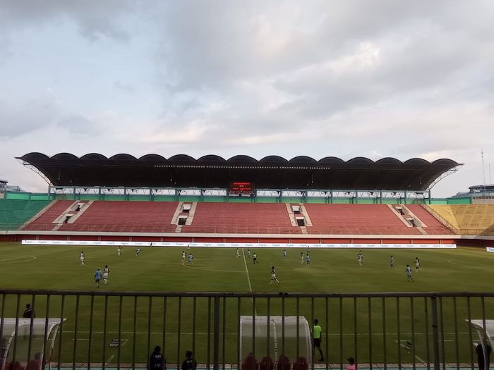 Suasana pertandingan pekan ke-17 Liga 1 2023/2024 antara RANS Nusantara FC melawan PSM Makassar di Stadion Maguwoharjo, Sleman, Senin (30/10/2023).