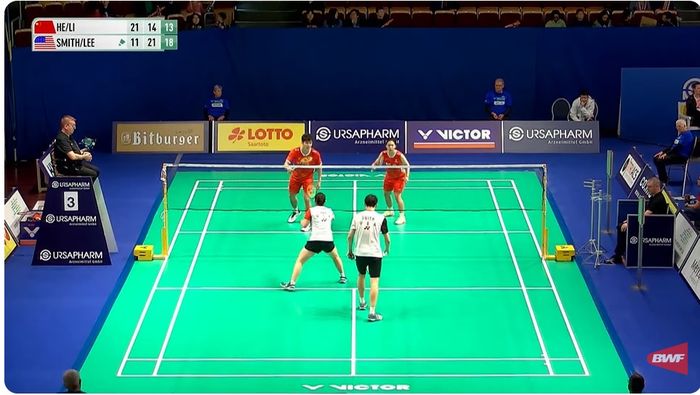 Momen ganda campuran China, He Ji Ting/Li Yi Jing menuju kekalahan lawan pasangan muda Amerika Serikat, Persley Smith/Allison Lee pada babak 32 besar Hylo Open 2023 di Saarlandhalle, Saarbrucken, Jerman, Rabu (1/11/2023) waktu setempat