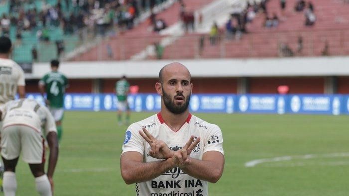 Gelandang asal Palestina milik Bali United, Mohammed Rashid melakukan selebrasi simbol damai (peace) saat membawa timnya menang atas PSS Sleman 1-0, Jumat (3/11/2023).