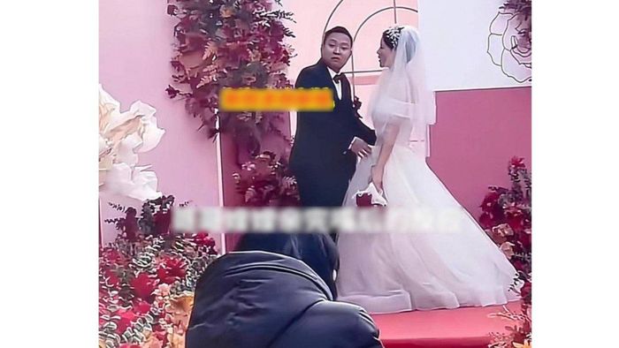 Viral aksi pengantin pria muntah usai cium istrinya, dibalas mempelai wanita