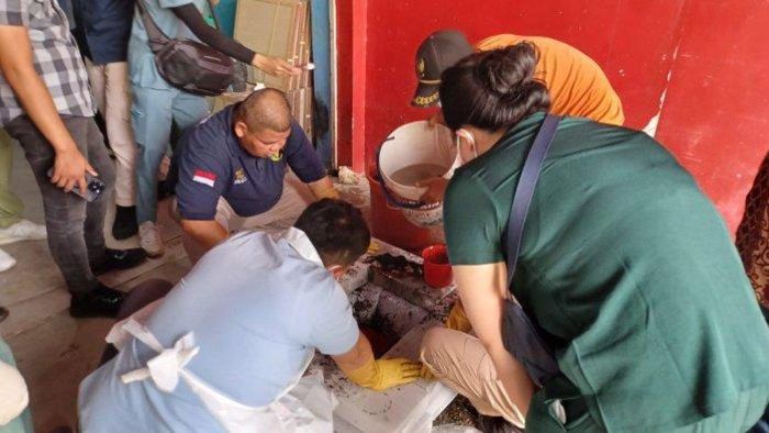 Proses penggerebekan rumah diduga tempat aborsi yang dilakukan jajaran Ditreskrimum Polda Metro Jaya, Puslabfor, dan RS Polri Kramat Jati, di Ciracas, Jakarta Timur, Kamis (2/11/2023)