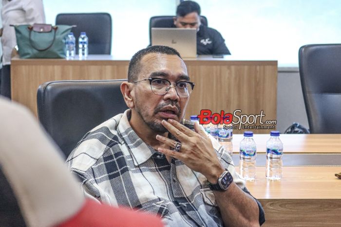 Anggota Komite Eksekutif (Exco PSSI), Arya Sinulingga, sedang memberikan keterangan kepada awak media di Kantor PSSI, GBK Arena, Senayan, Jakarta, Senin (6/11/2023).