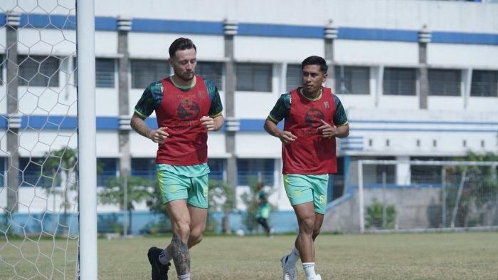 Marc Klok dan Daisuke Sato sedang berlatih bersama di Stadion Persib, Rabu (24/8/2022).