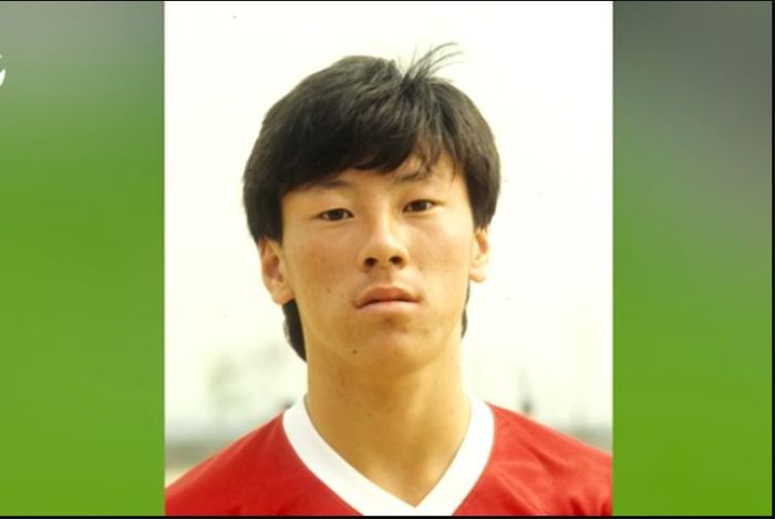 Shin Tae-yong saat masih muda dan aktif bermain sebagai pemain sepak bola.