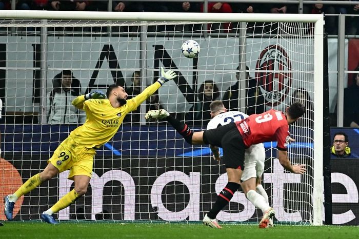 Aksi striker AC Milan, Olivier Giroud, pada laga Liga Champions versus Paris Saint-Germain di Stadion San Siro, Selasa (7/11/2023).