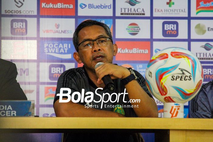 Pelatih Persikabo Aji Santoso saat memberikan keterangan pada ses Pre-Match Press Conference di Stadion Patriot Candrabhaga, Bekasi, Rabu (8/11/2023) sore.