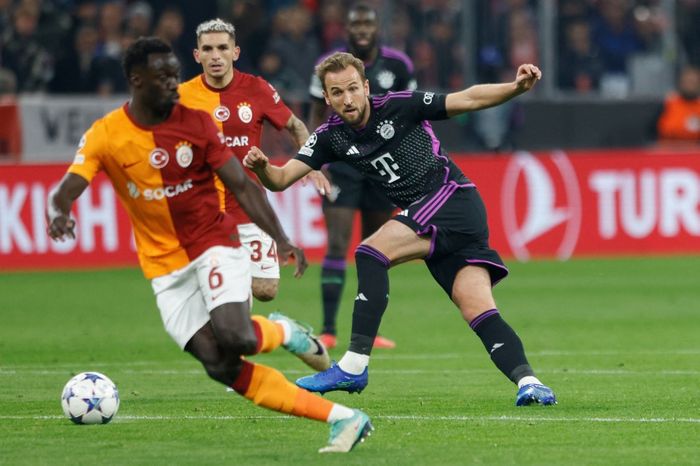 Galatasaray's Colombian defender #06 Davinson Sanchez (L) and Bayern Munich's English forward #09 Harry Kane vie for the ball during the UEFA Champions League Group A football match between FC Bayern Munich and Galatasaray AS in Munich, southern Germany on November 8, 2023. (Photo by MICHAELA REHLE 