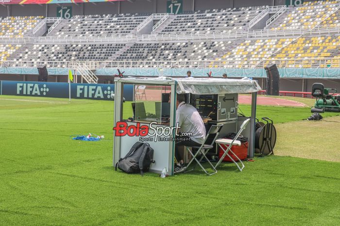 Tampak salah satu petugas FIFA sedang menyiapkan keperluan pertandingan jelang Piala Dunia U-17 2023 di Stadion Gelora Bung Tomo, Surabaya, Jawa Timur, Kamis (9/11/2023).