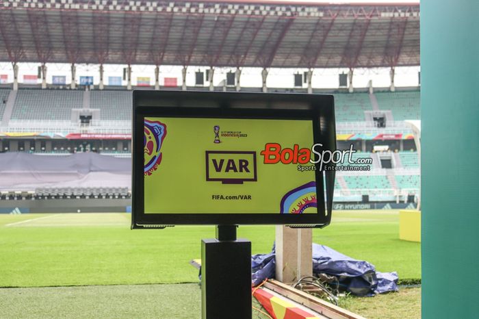 Tampilan layar VAR (Video Assistant Refereee) tampak sudah tersedia jelang Piala Dunia U-17 2023 di Stadion Gelora Bung Tomo, Surabaya, Jawa Timur, Kamis (9/11/2023).