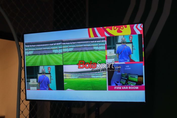 Tampilan layar VAR (Video Assistant Refereee) tampak sudah tersedia jelang Piala Dunia U-17 2023 di Stadion Gelora Bung Tomo, Surabaya, Jawa Timur, Kamis (9/11/2023).