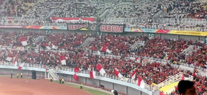 Suporter Timnas U-17 Indonesia yang memadati Stadion GBT dengan atribut serba merah di laga perdana Piala Dunia U-17 2023.