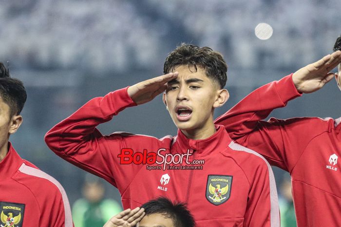 Pemain keturunan timnas U-17 Indonesia, Welber Jardim, memberikan hormat saat menyanyikan lagu kebangsaan di Stadion Gelora Bung Tomo, Surabaya, Jumat (10/11/2023).